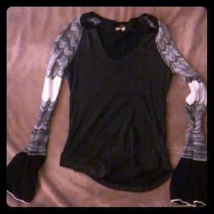G+L+ long sleeve black and white top.